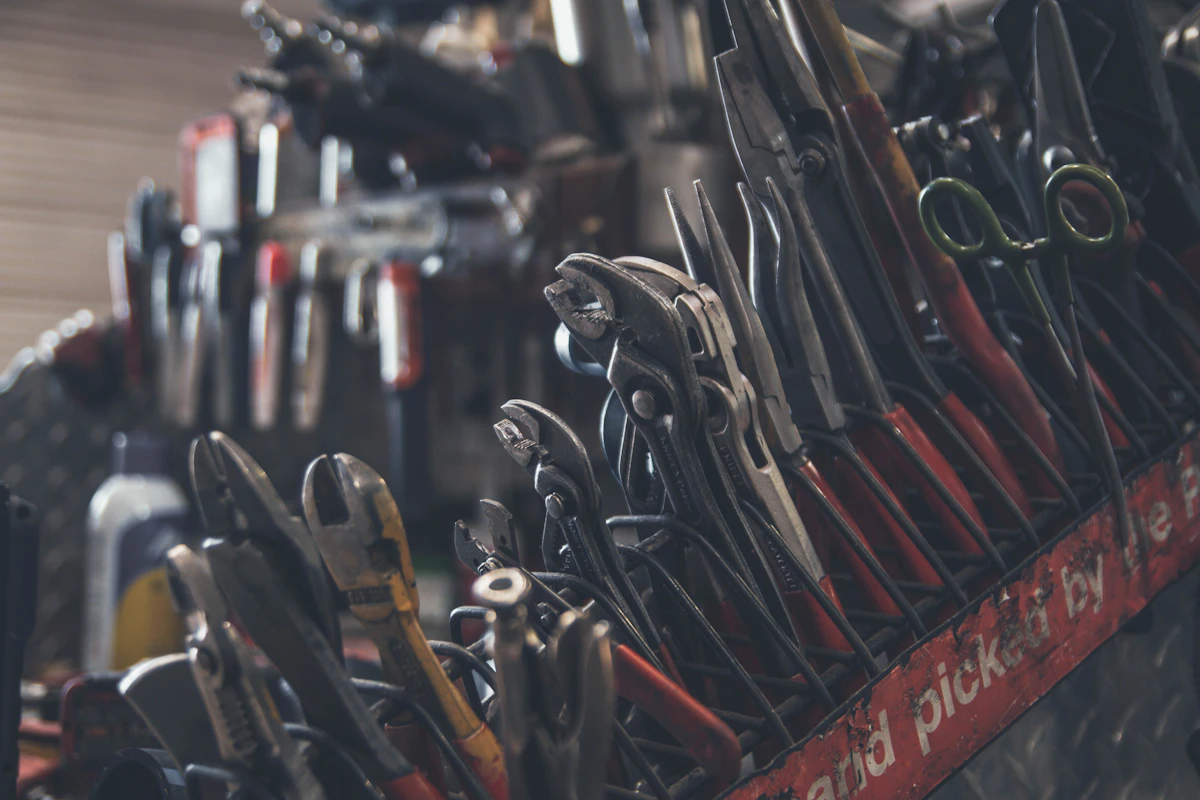 Outils de charpente traditionnels de l'atelier Chalet Modulaire