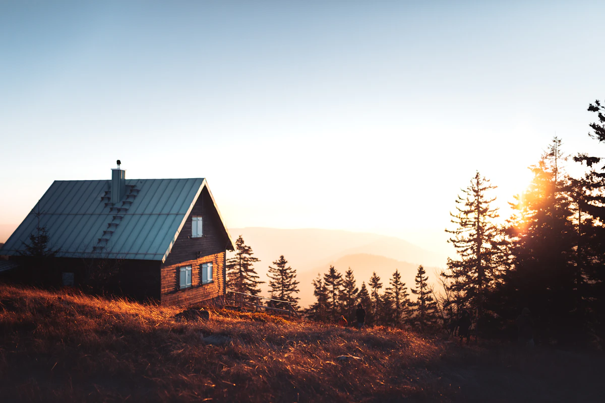 Le chalet Le Névé au crépuscule, lisière de forêt