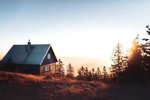 Chalet illuminé au crépuscule