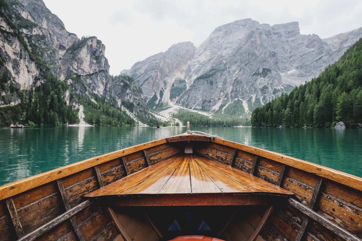 Barque en bois sur un lac de montagne au petit matin
