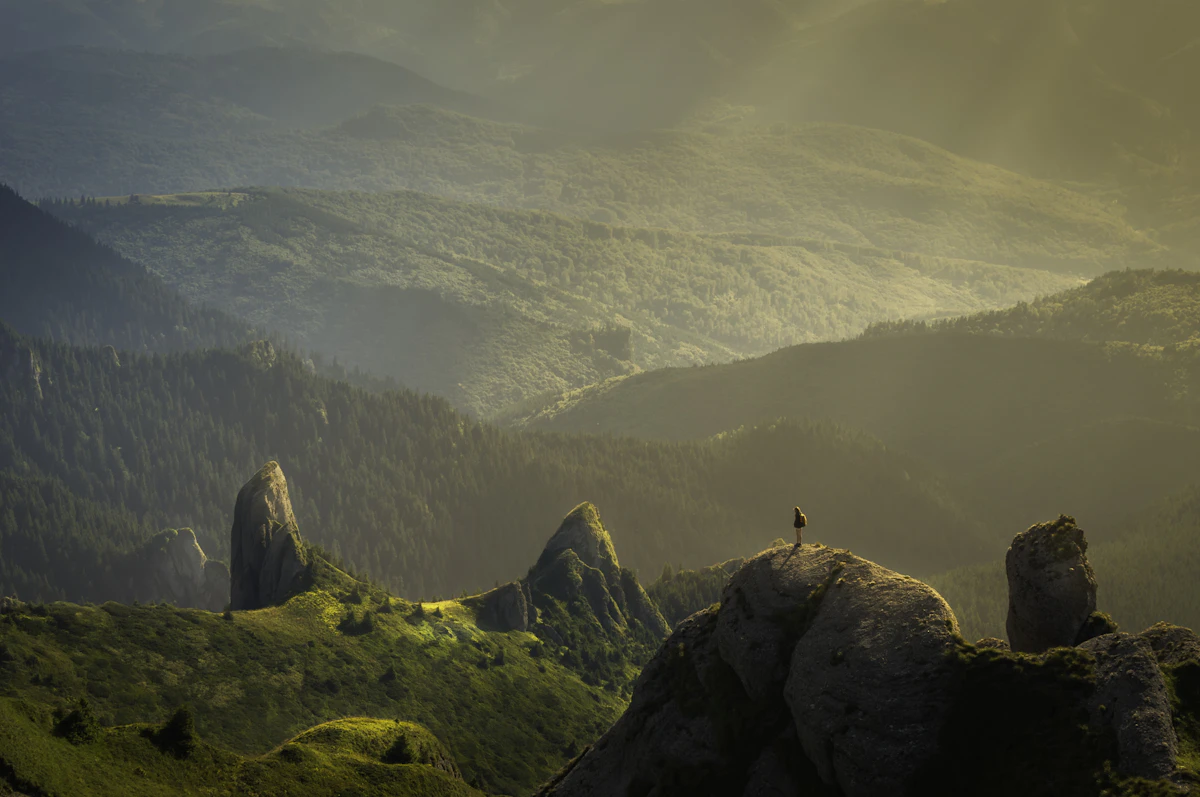 Crêtes alpines dans la brume du matin